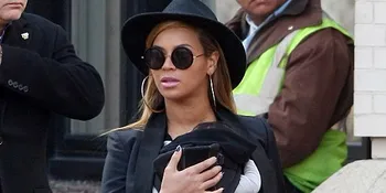 Wow! Bayi Beyonce Kenakan Sepatu Emas!