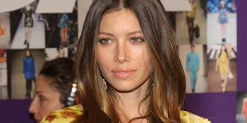 OMG! Jessica Biel 'Kawinkan' Boneka Barbienya!