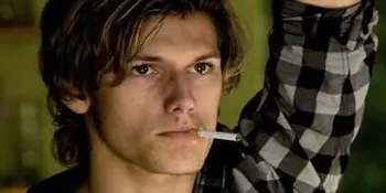 Alex Pettyfer Serius Dengan Cucu Elvis Presley
