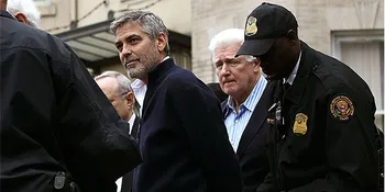 Ditangkap, George Clooney Pilih Ibu Daripada Pengacara