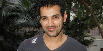 Sperma John Abraham Diburu Fans