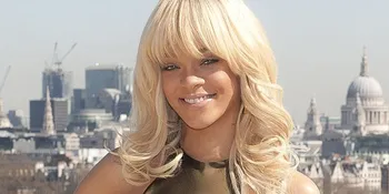Rihanna: Ashton Kutcher Bukan Pacarku
