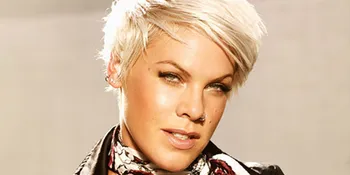 Asyik menyanyi, Pink Jatuh Dari Panggung