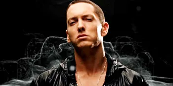 Emimen Memukul Wajah Seseorang?