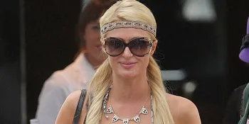 Paris Hilton Pamer Pantat di Depan Umum!
