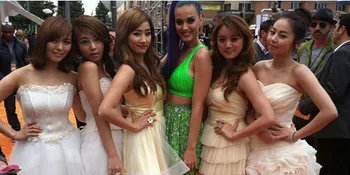 Wonder Girls dan Katy Perry di Red Carpet KCA 2012