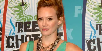 Hilary Duff Akhirnya Pamerkan Foto Bayinya