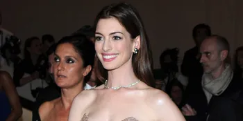 Rambut Panjang Anne Hathaway Lenyap!