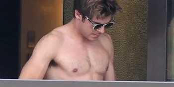 Zac Efron Bertelanjang Dada di Balkon Hotel!