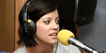 Lily Allen Ingin Tulis Lagu Tentang Bayinya