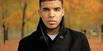 Drake Tolak Cium Fans Cewek di Panggung!