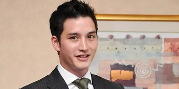 Mike Lewis Bantah Cerai Karena Aura Kasih