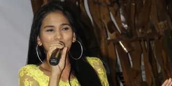 Ikut Acara Amal, Nova Eliza Ingat Nenek dan Ayah