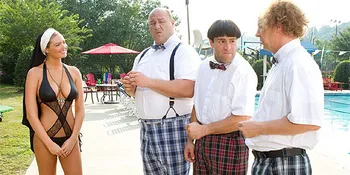 Suster Berbikini di 'THE THREE STOOGES' Kena Protes