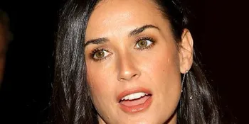 Demi Moore Masih Pakai Nama Asthon Kutcher di Twitter
