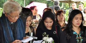 Ibunda Dimakamkan, Tere Lebih Banyak Termenung