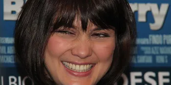 Akrobat, Luna Maya Hampir Pamer Pakaian Dalam