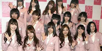 Member AKB48 Estafet Permen Dari Mulut ke Mulut