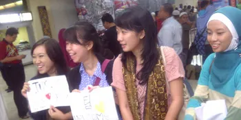 Fans Tak Bisa Tidur Sambut Kedatangan Tim Hwang