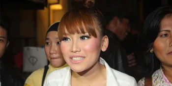 Ayu Ting Ting Tolak Komentar Perseteruan Jenny dan Nikita