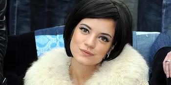 Lily Allen Muncul di Konser Conor Maynard