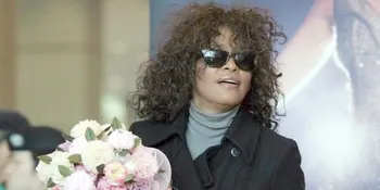 Tubuh Whitney Houston Ditutup Beton Tebal