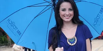 Julie Estelle Loncat Dari Air Terjun Tanpa Peran Pengganti