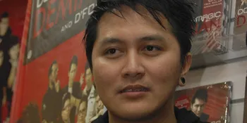 Dijepit Balok Es, Demian Pingsan