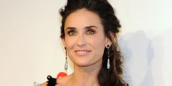 Demi Moore Lepas Nama @mrskutcher