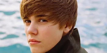 Hmm, Selebritis Ini Suka Pakai Sepatu Berwarna Norak?