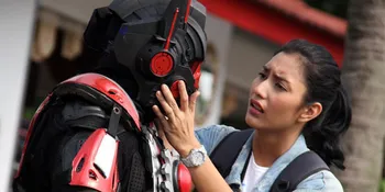 Tyas Mirasih Jadi Wartawan, Liput Alien?