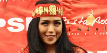 Jessica Iskandar Bangga Kenakan Busana Adat Batak