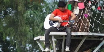 Bikin Video Klip, Anji Pun Harus Naik Pohon