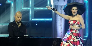 Mulan Jameela Cium Tangan Ahmad Dhani