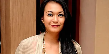 Kenes Andari Istirahat Bermain di Depan Layar