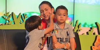 Ke Dokter, Donna Agnesia Bawa Rombongan Sirkus