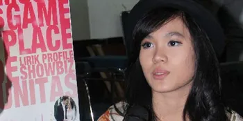 Sheryl Belajar Gitar Bareng Satpam