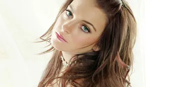 Asyik Syuting, Dada Lindsay Lohan Kelihatan!