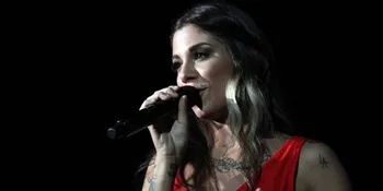 Karir Sukses, Christina Perri Tak Lupakan Sesama