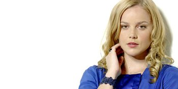 Abbie Cornish Diplot Perankan Istri 'ROBOCOP'