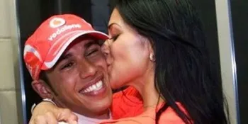 Menangkan Balapan, Nicole Beri Lewis Ciuman