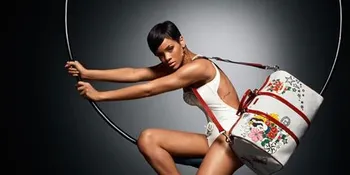 Rihanna Doakan Chris Brown - Drake Baik-Baik Saja