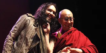 Ups! Jenggot Russell Brand Dijambak Dalai Lama