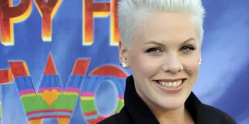 Umur Setahun, Putri Pink Sudah Bisa Main Piano!