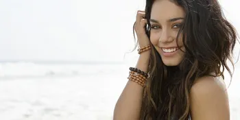 Vanessa Hudgens Ketahuan Digoda Pria Bermotor