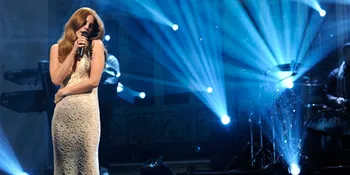 Lana Del Rey Tak Suka Nyanyi Live!