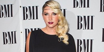 Wah, Kesha Pamer Tato di Bibir