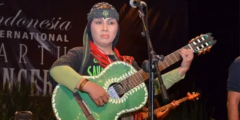 Tanam Pohon, Ully Sigar Rusady Dapat Gitar Warna Hijau
