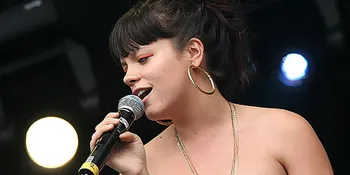 Lily Allen Hadir di Konser Reuni Stone Roses