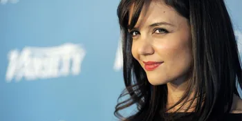 Polosnya Wajah Katie Holmes Saat Masih Jadi Fans Tom Cruise